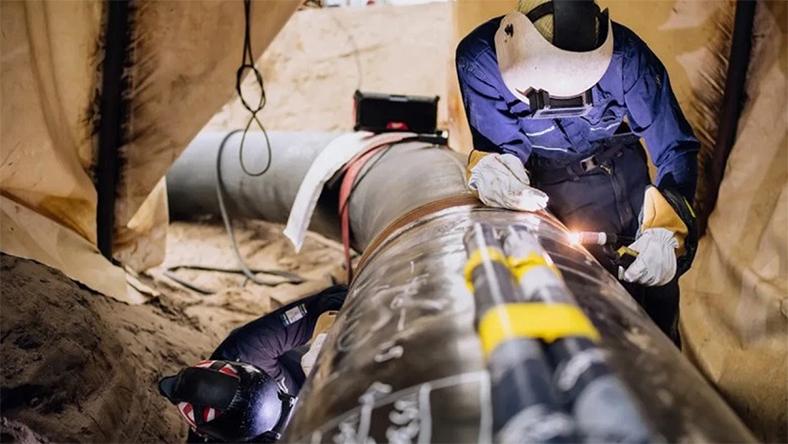 Engineers welding a hydrogen pipeline section during Rotterdam’s network construction