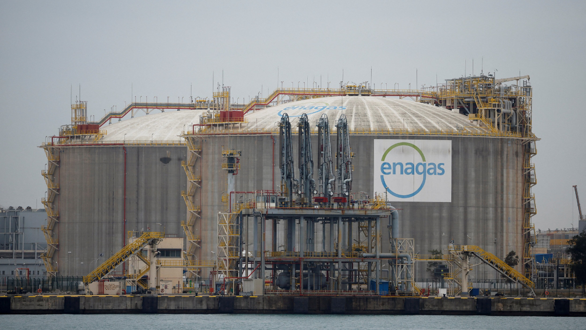 Large Enagás hydrogen infrastructure tanks and pipelines at an industrial energy facility.