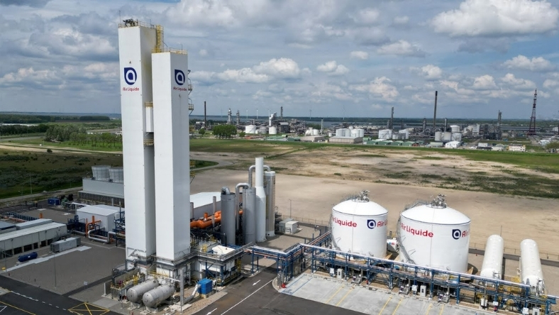 Hydrogen storage and industrial gas facility with tall tanks and processing units